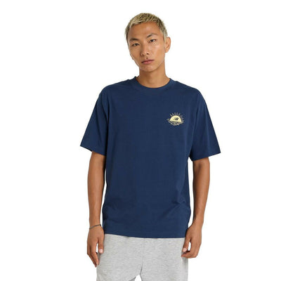 Camisola de Manga Curta Homem New Balance LOB BOT SS MT51923 NNY Azul Marinho