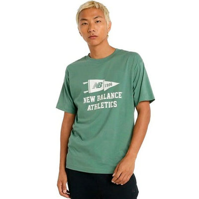 Camisola de Manga Curta Homem New Balance Varsity Pennant MT51924 DKJ Verde